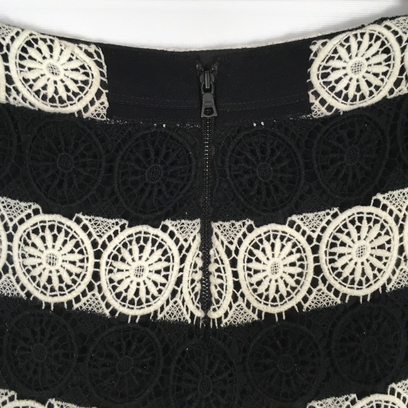ALICE + OLIVIA | crochet Bermuda shorts 0950 - Picture 5 of 8
